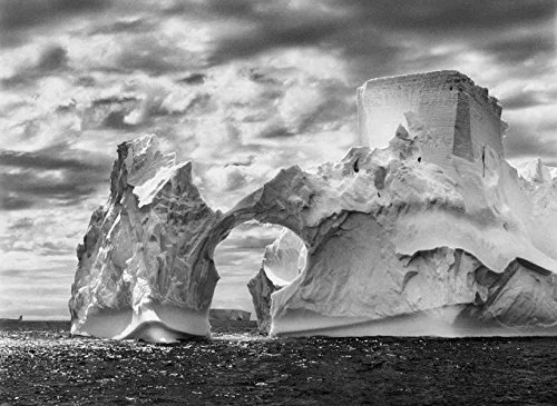 Icebergs na Antártida em preto e branco denso, fotografia de Sebastião Salgado da série Gênesis