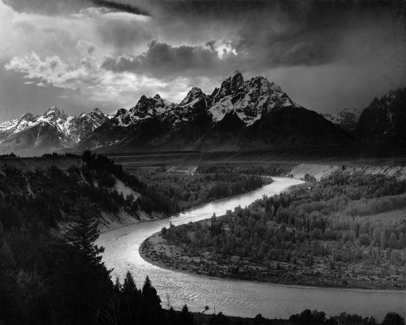 The Tetons and the Snake River, fotografia em preto e branco de Ansel Adams com montanhas e rio serpenteando