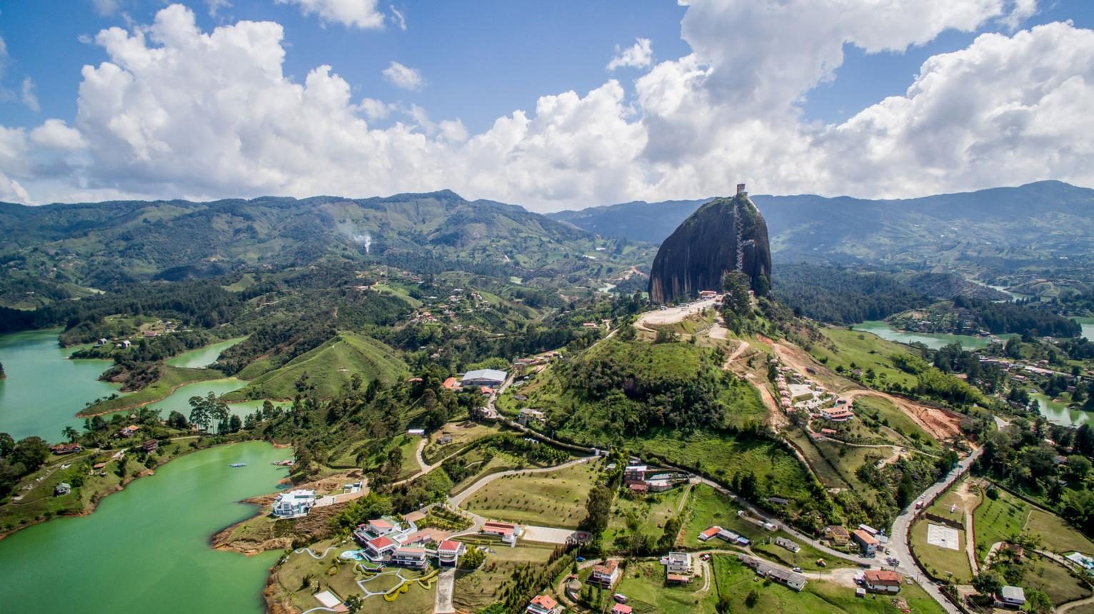 Vista do alto do El Peñol sobre o reservatório de Guatapé