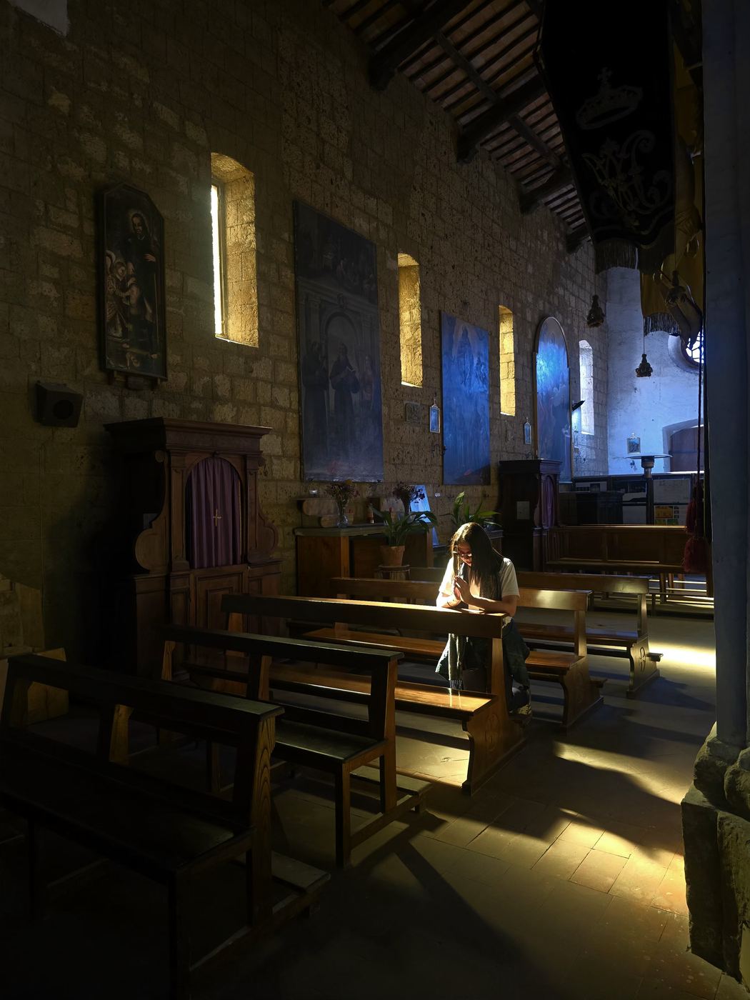 Interior de igreja em Roma iluminado por luz lateral