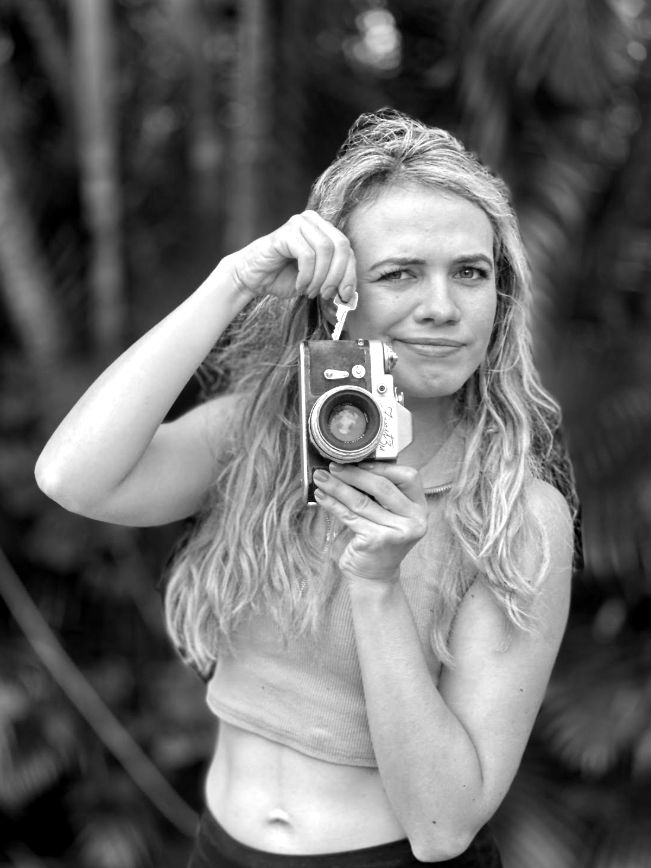 Katarzyna Chiluta, fundadora do Foto em Curso, segurando uma câmera