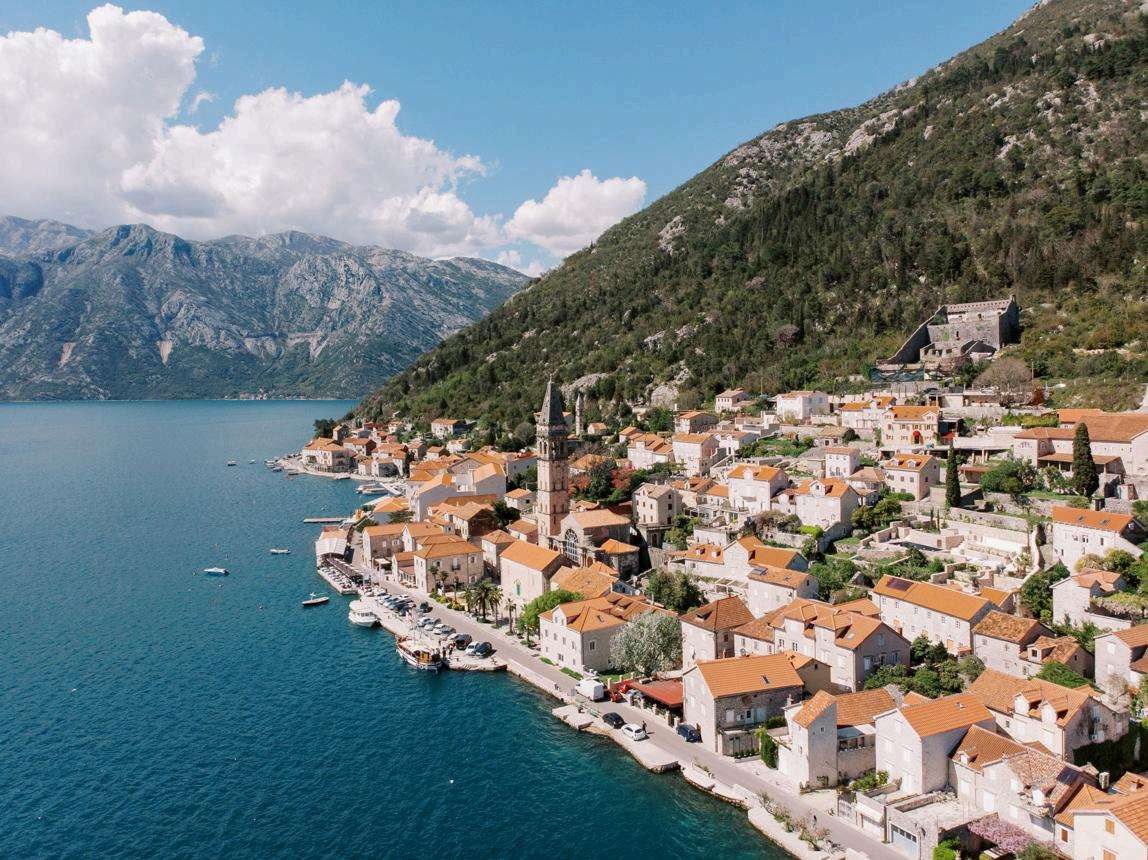 Vilarejo de Perast à beira da baía